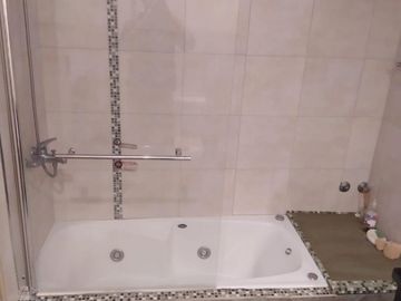 LATORRE PROP. VENDE HERMOSO CHALET DE 4 AMB CON PARQUE - A UNA CUADRA DE LA RUTA 11