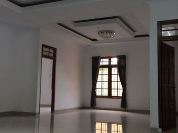 RUMAH MEWAH DILENGKAPI KOLAM RENANG DI PURWOMARTANI