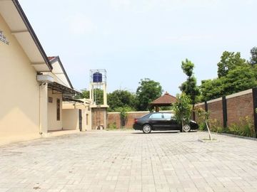 RUMAH MEWAH DILENGKAPI KOLAM RENANG DI PURWOMARTANI