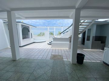 VENDO HERMOSA CASA 2 PLANTAS JUNTO A LA PLAYA DE ATACAMES