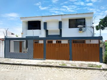 VENDO HERMOSA CASA 2 PLANTAS JUNTO A LA PLAYA DE ATACAMES