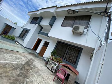 VENDO HERMOSA CASA 2 PLANTAS JUNTO A LA PLAYA DE ATACAMES