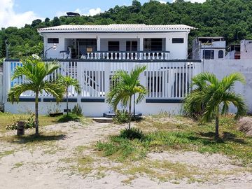 VENDO HERMOSA CASA 2 PLANTAS JUNTO A LA PLAYA DE ATACAMES