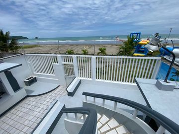 VENDO HERMOSA CASA 2 PLANTAS JUNTO A LA PLAYA DE ATACAMES