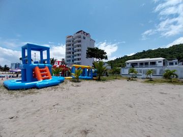 VENDO HERMOSA CASA 2 PLANTAS JUNTO A LA PLAYA DE ATACAMES