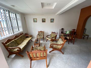 VENDO HERMOSA CASA 2 PLANTAS JUNTO A LA PLAYA DE ATACAMES