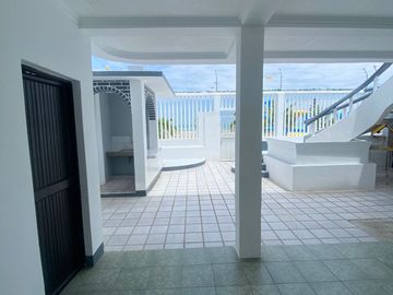 VENDO HERMOSA CASA 2 PLANTAS JUNTO A LA PLAYA DE ATACAMES