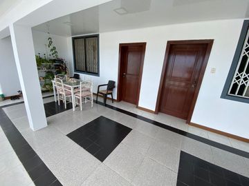 VENDO HERMOSA CASA 2 PLANTAS JUNTO A LA PLAYA DE ATACAMES