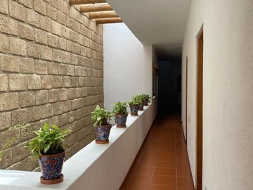 VENDO RESIDENCIA COLONIAL MODERNA EN CUERNAVACA, FRACC CON SEGURIDAD TOTAL