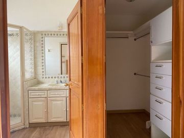VENDO RESIDENCIA COLONIAL MODERNA EN CUERNAVACA, FRACC CON SEGURIDAD TOTAL
