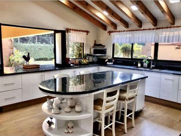 VENDO RESIDENCIA COLONIAL MODERNA EN CUERNAVACA, FRACC CON SEGURIDAD TOTAL