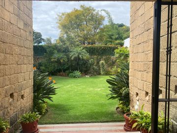 VENDO RESIDENCIA COLONIAL MODERNA EN CUERNAVACA, FRACC CON SEGURIDAD TOTAL