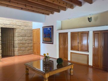 VENDO RESIDENCIA COLONIAL MODERNA EN CUERNAVACA, FRACC CON SEGURIDAD TOTAL