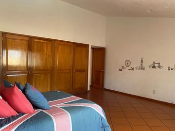VENDO RESIDENCIA COLONIAL MODERNA EN CUERNAVACA, FRACC CON SEGURIDAD TOTAL