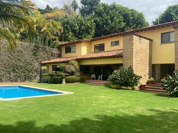 VENDO RESIDENCIA COLONIAL MODERNA EN CUERNAVACA, FRACC CON SEGURIDAD TOTAL