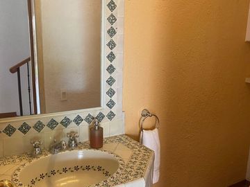 VENDO RESIDENCIA COLONIAL MODERNA EN CUERNAVACA, FRACC CON SEGURIDAD TOTAL