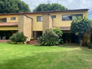VENDO RESIDENCIA COLONIAL MODERNA EN CUERNAVACA, FRACC CON SEGURIDAD TOTAL