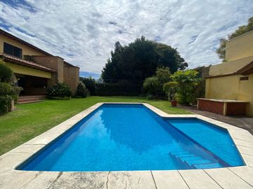 VENDO RESIDENCIA COLONIAL MODERNA EN CUERNAVACA, FRACC CON SEGURIDAD TOTAL
