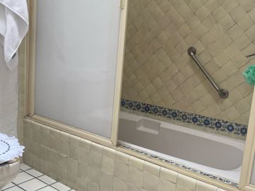 VENDO RESIDENCIA COLONIAL MODERNA EN CUERNAVACA, FRACC CON SEGURIDAD TOTAL