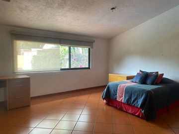 VENDO RESIDENCIA COLONIAL MODERNA EN CUERNAVACA, FRACC CON SEGURIDAD TOTAL