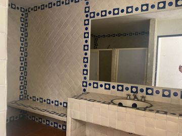 VENDO RESIDENCIA COLONIAL MODERNA EN CUERNAVACA, FRACC CON SEGURIDAD TOTAL