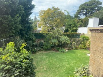 VENDO RESIDENCIA COLONIAL MODERNA EN CUERNAVACA, FRACC CON SEGURIDAD TOTAL