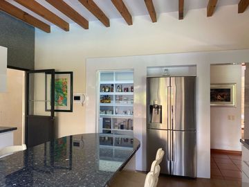 VENDO RESIDENCIA COLONIAL MODERNA EN CUERNAVACA, FRACC CON SEGURIDAD TOTAL
