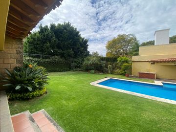 VENDO RESIDENCIA COLONIAL MODERNA EN CUERNAVACA, FRACC CON SEGURIDAD TOTAL