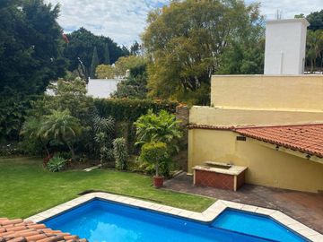 VENDO RESIDENCIA COLONIAL MODERNA EN CUERNAVACA, FRACC CON SEGURIDAD TOTAL