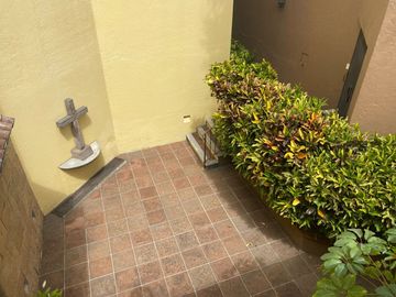 VENDO RESIDENCIA COLONIAL MODERNA EN CUERNAVACA, FRACC CON SEGURIDAD TOTAL