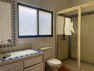 VENDO RESIDENCIA COLONIAL MODERNA EN CUERNAVACA, FRACC CON SEGURIDAD TOTAL