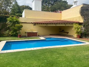 VENDO RESIDENCIA COLONIAL MODERNA EN CUERNAVACA, FRACC CON SEGURIDAD TOTAL