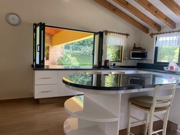 VENDO RESIDENCIA COLONIAL MODERNA EN CUERNAVACA, FRACC CON SEGURIDAD TOTAL