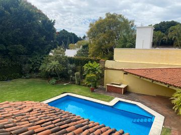 VENDO RESIDENCIA COLONIAL MODERNA EN CUERNAVACA, FRACC CON SEGURIDAD TOTAL