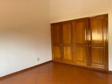 VENDO RESIDENCIA COLONIAL MODERNA EN CUERNAVACA, FRACC CON SEGURIDAD TOTAL