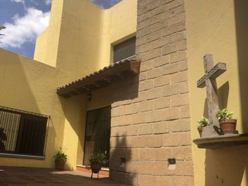 VENDO RESIDENCIA COLONIAL MODERNA EN CUERNAVACA, FRACC CON SEGURIDAD TOTAL