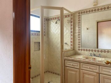 VENDO RESIDENCIA COLONIAL MODERNA EN CUERNAVACA, FRACC CON SEGURIDAD TOTAL