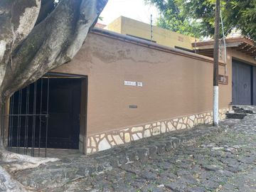 VENDO RESIDENCIA COLONIAL MODERNA EN CUERNAVACA, FRACC CON SEGURIDAD TOTAL