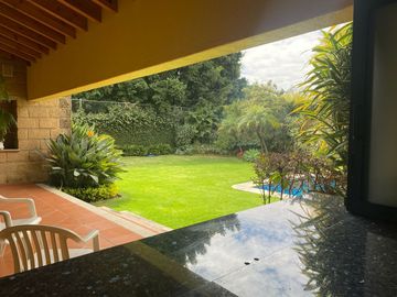 VENDO RESIDENCIA COLONIAL MODERNA EN CUERNAVACA, FRACC CON SEGURIDAD TOTAL