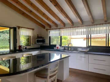 VENDO RESIDENCIA COLONIAL MODERNA EN CUERNAVACA, FRACC CON SEGURIDAD TOTAL