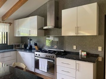VENDO RESIDENCIA COLONIAL MODERNA EN CUERNAVACA, FRACC CON SEGURIDAD TOTAL