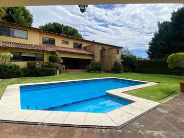 VENDO RESIDENCIA COLONIAL MODERNA EN CUERNAVACA, FRACC CON SEGURIDAD TOTAL