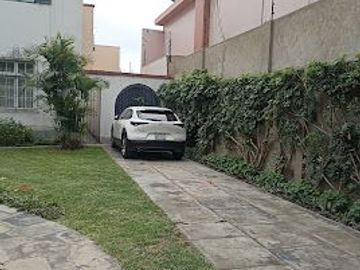 HERMOSA CASA DE 2 PISOS EN EXCELENTE ESTADO EN LA MEJOR ZONA DE SAN ISIDRO