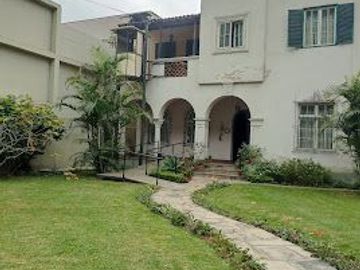HERMOSA CASA DE 2 PISOS EN EXCELENTE ESTADO EN LA MEJOR ZONA DE SAN ISIDRO