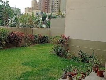 HERMOSA CASA DE 2 PISOS EN EXCELENTE ESTADO EN LA MEJOR ZONA DE SAN ISIDRO