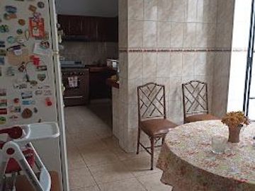HERMOSA CASA DE 2 PISOS EN EXCELENTE ESTADO EN LA MEJOR ZONA DE SAN ISIDRO