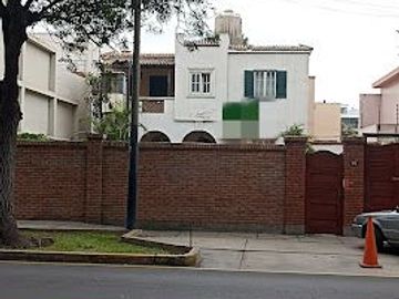 HERMOSA CASA DE 2 PISOS EN EXCELENTE ESTADO EN LA MEJOR ZONA DE SAN ISIDRO