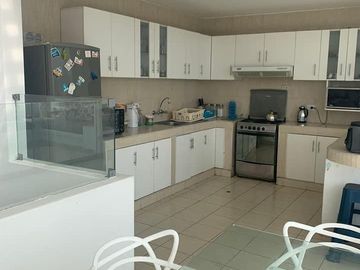 EN VENTA FORMIDABLE CASA DE PLAYA EQUIPADA Y AMOBLADA CON EXCELENTE DISTRIBUCIÓN EN CLUB PUERTO NUEVO (KM 70.5 PANAMERICANA SUR)