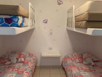EN VENTA FORMIDABLE CASA DE PLAYA EQUIPADA Y AMOBLADA CON EXCELENTE DISTRIBUCIÓN EN CLUB PUERTO NUEVO (KM 70.5 PANAMERICANA SUR)