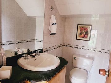 Vendo casa CHIA/CAMPESTRE, CONJUNTO, VEREDA LA BALSA, DOS PISOS, COMODA, AMPLIA, JARDINES, SALA COMEDOR CHIMENEA, BAR, COCINA, COMEDOR, AUXILIAR, HABI